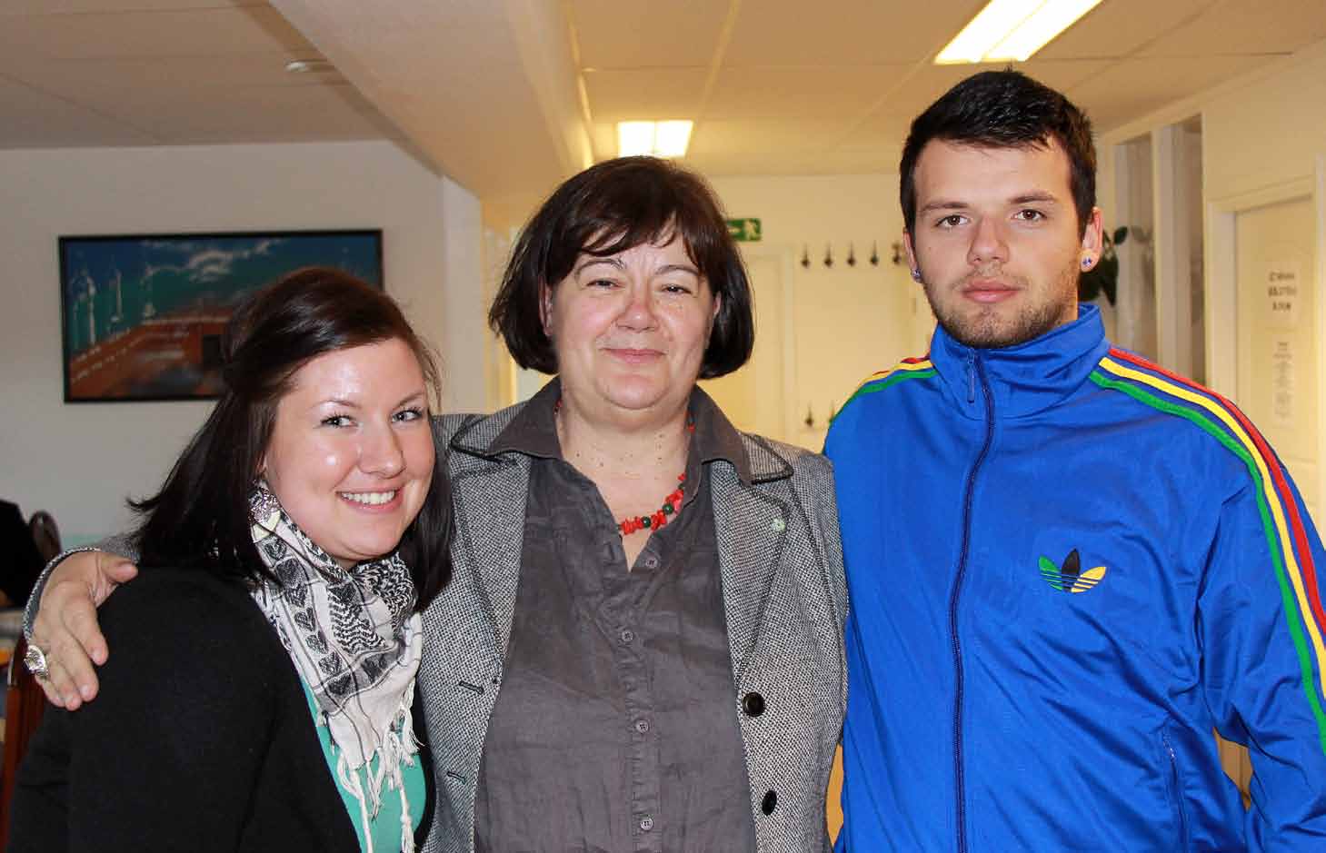 Lejla Sijerčić (predsjednica odbora za omladinu), Emina Ćejvan i Sadmir Pirić ( Mladost Lidköping) Profil našeg saveza je žena, a žena je, nažalost još uvijek, kako u naprednom zapadnom svijetu, tako