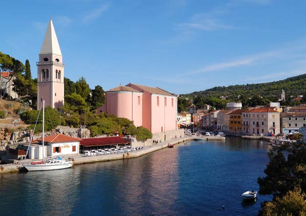 STADSRUNDTUR VELI LOSINJ Veli Losinj är belägen i en smal vik på sydöstra sidan av ön Losinj. Höga hus och åtskilliga villor med vackra gårdar dominerar dess utseende.