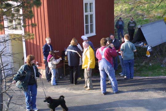 ÅRET SOM GÅTT I BILD Nu är våren här! Ett säkert tecken är vårfesten i stugan. Hela dagen hade det varit mulet och grådisigt men när vårfesten väl började behagade solen att titta fram mellan molnen!