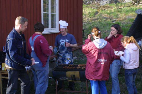 En härlig nygrillat doft spred sig utöver Kallebäcksbacken och mysfaktorn var därmed en realitet. Pappa Janne SM6USB med sin överton Julia väntar tålamodigt på att grillspetten skall bli klara.