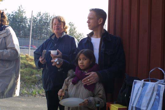 Om fotografen minns rätt var mamma Anneli precis på väg att hämta upp sina grillspett som fanns på grillen. Nämnas kan att alla grillspett tog tvärslut under denna kväll. En hel klunga med besökare.