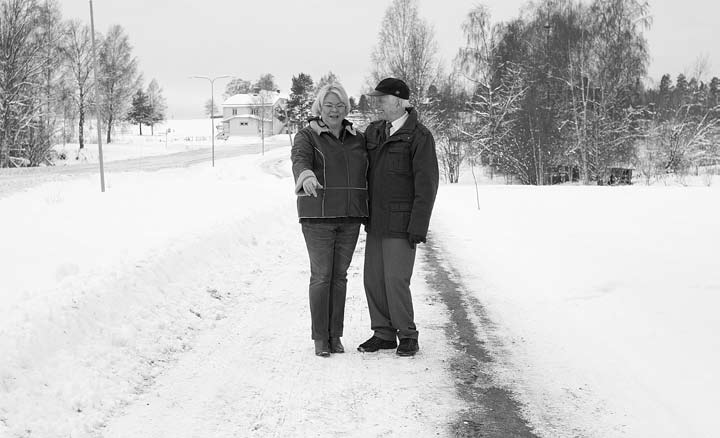 När Götes hjärta stannade kom en räddande ängel Det var här du låg säger Birgitta och visar Göte platsen mellan RSK-lokalen och Ringshög där hans hjärta stannade.