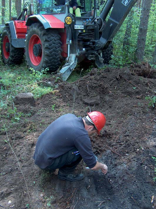 Bild 39. Undersökning av kolningsgrop vid Sörrå, Hälsingtuna, sommaren 2007. Anläggningen är daterad till vikingatid.