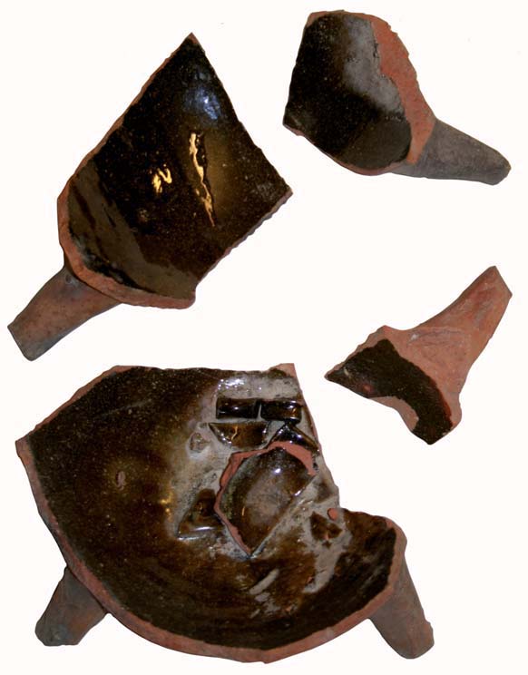 Bild 55. Fragment av trefotsgryta från keramikverkstaden på Klintbergska gården, Gävle.