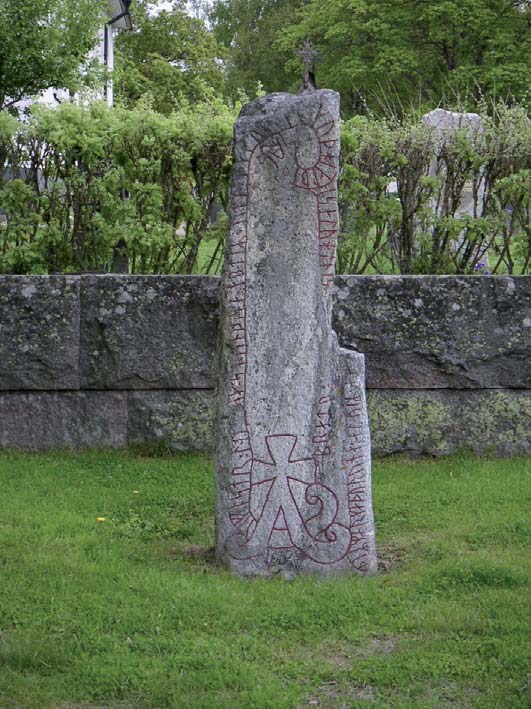 Bild 26. Runstenen vid Högs kyrka (Hs 11). Runslingan lyder: Vifast lät resa denna sten efter Udde, sin fader.