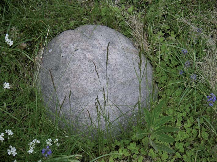 Den satt tidigare inmurad i kyrkans ena gavel, men fi nns nu att beskåda vid ingången till kyrkogården.