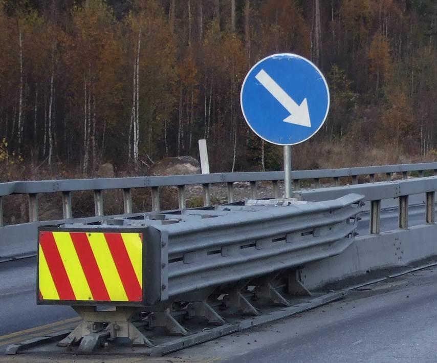 62 Trafikverkets handböcker 3swe/2014 Bild 14. Kollisionsdämpare i ändan av räcke som används under arbetstid. 4.4.3 Skydd mot kanande Skyddsklassificering På arbetsobjekt används skyddsklassificerade räckeskonstruktioner.