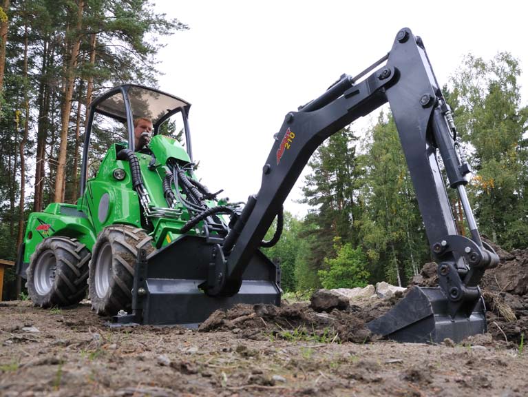 Landskapsarkitektur, trädgård och vägunderhåll, mindre sågverk, snöröjning och sand / salt spridning på vintern är jobb för Avant 420.