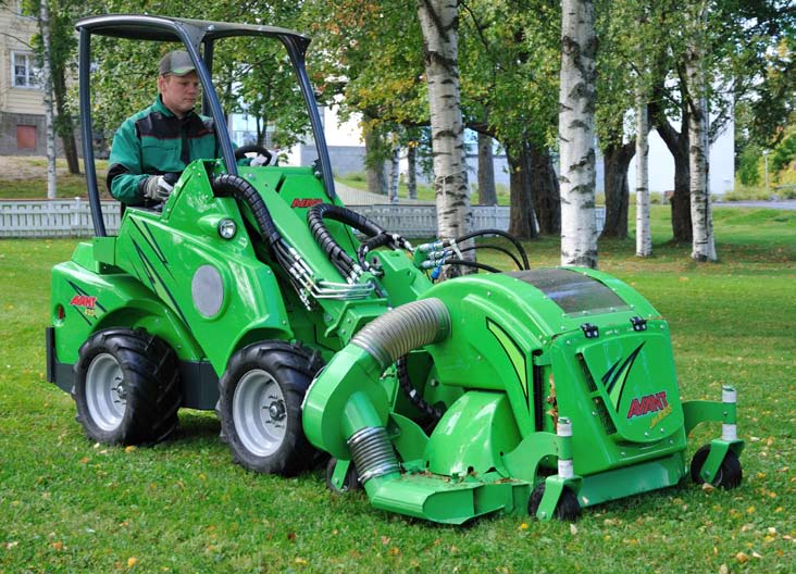 Grönyte/landskapsvård Avant - en effektiv maskin för markarbete Avant 420 är den rätta lösningen för uppgifter där en lättare och mer ekonomisk maskin krävs.