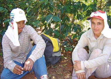 Foto: Leon Rabelo Kvinnorna som arbetar på kaffeplantagerna har oftast en svårare situation än männen.