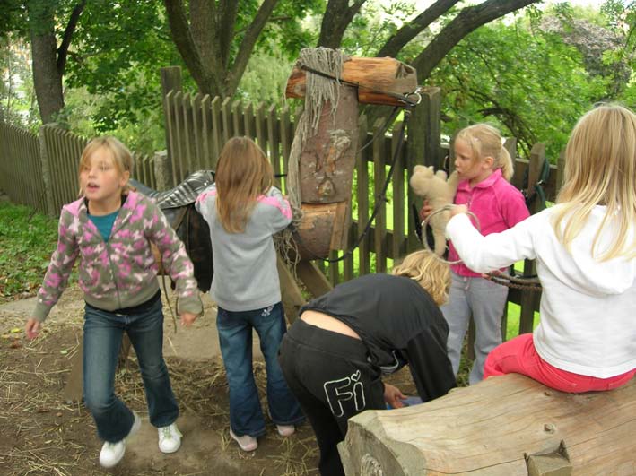 Röster från ett kvarnhjul Här följer ett referat från ett studiebesök på Ringsbergskolan den 7 september 2006. Fantasignäggande hästar i full galopp.