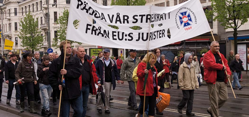 Davidsson - Skyddsombudet). Många deltog i diskussionerna Foto: Lars Jonasson Fjärde Långgatan 48 Från Åkerisektionens årsmöte... Ingvar (tv) firar sin pension med kaffe och tårta.