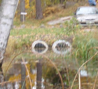 Sjön påverkas också av det vatten som rinner av från skog och tomtmark. Ytavrinnande vatten från tomtmark påverkas till exempel av gödsling i trädgårdar, biltvätt m.m. Karbosjön ligger 15,7 meter över havet.