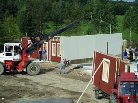 Hur kan vi lösa boendesituationen för de äldre som inte längre orkar men vill bo kvar i sin hemby? Hur få unga barnfamiljer att stanna kvar eller flytta in och samtidigt rädda skolans existens?