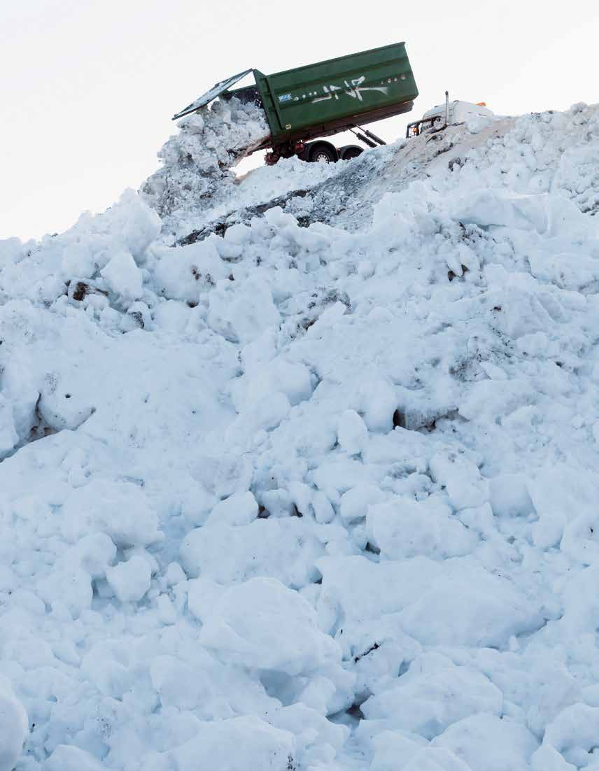 bilden Åter en rekordvinter. Den här gången var det snö som föll och föll i månadsskiftet januari-februari och ställde kommunens snösväng på hårt prov.