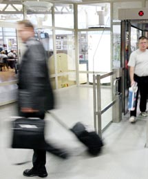 #1 2010 Flygplatser i Mellanöstern satsar på bra system för passage- och entrékontroll Installationen av högsäkerhetsslussar för immigrationskontroll på Bahrains internationella flygplats har