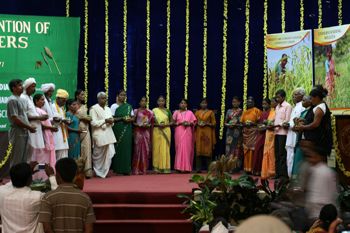 Böndernas röster skapade Dharwad Declaration Svalorna deltog den 16:e och 17:e oktober 2011 på den första National Convention for Millet Farmers of India.