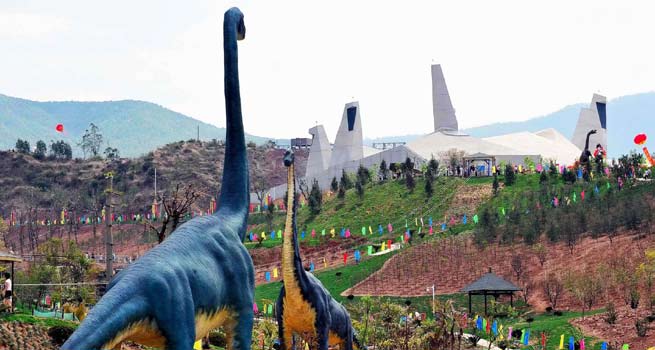 Bilden är från en dinosauriepark i Kina. Vid utgrävningar i landet har man funnit många fossiler av dinosaurier, bland andra Erketu Ellisoni.