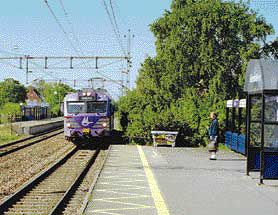 Därför var det logiskt att den station som anlades i Åkarp, ursprungligen den enda mellan Malmö och Lund, fick sitt enkla stationshus (bestående av två hopbyggda banvaktsstugor) på sin västra sida,