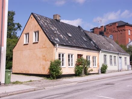 Bebyggelsens varierande skala och höjd är något av de främsta värdena i kvarteret. Höjderna gör att gårdarna bitvis kan upplevas från gatan.