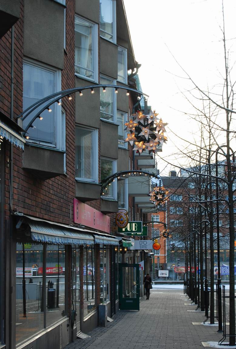 Historik Enligt en stadskarta från 1912 låg fyra byggnader på tomten som motsvarar Posten 7, ett stenhus på hörntomten, ett reveterat trähus och ett trähus utmed Stationsgatan samt en gårdslänga i