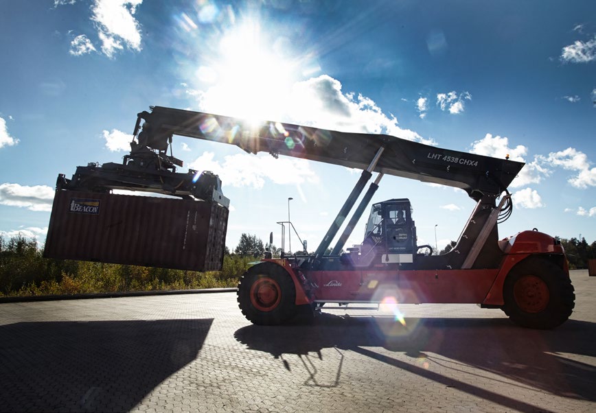 REACH STACKER LYFTER EFFEKTIVT I LOGENTS HALLSBERGSTERMINAL När Linde flyttade sin till verkning av stortruckar från England till Tjeckien så inledde man samtidigt ett sam arbete med Konecranes på