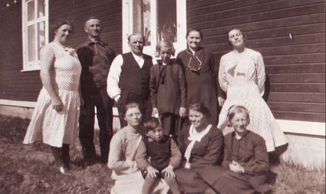 F. A. BÄCKSTRÖMS FAMILJE- OCH ARBETSLIV ÅREN 1916-1935 Familj, jordbruk samt generationsskifte Bild 9. Ståendes från vänster. Dottern Elin, svärsonen Hjalmar (Elins make), F.