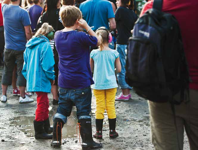 1 2 3 4 5 6 7 8 9 Foto: MSBv 10 12.2.3 Rökeffekter Olika rökeffekter är vanliga på evenemang och används både inomhus och utomhus för att skapa allt från en rökig atmosfär i en lokal till dis och dimma på utomhuskonserter.