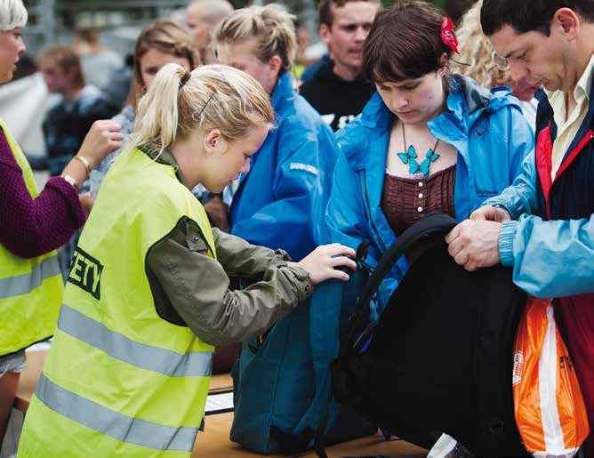 1 2 3 4 5 6 7 8 9 Foto: MSB 10 11 andra evenemang och ta samtidigt reda på vad dessa evenemang har för syn på säkerhetsarbetet. Oerfaren personal bör, så långt det är möjligt, mixas med erfaren.