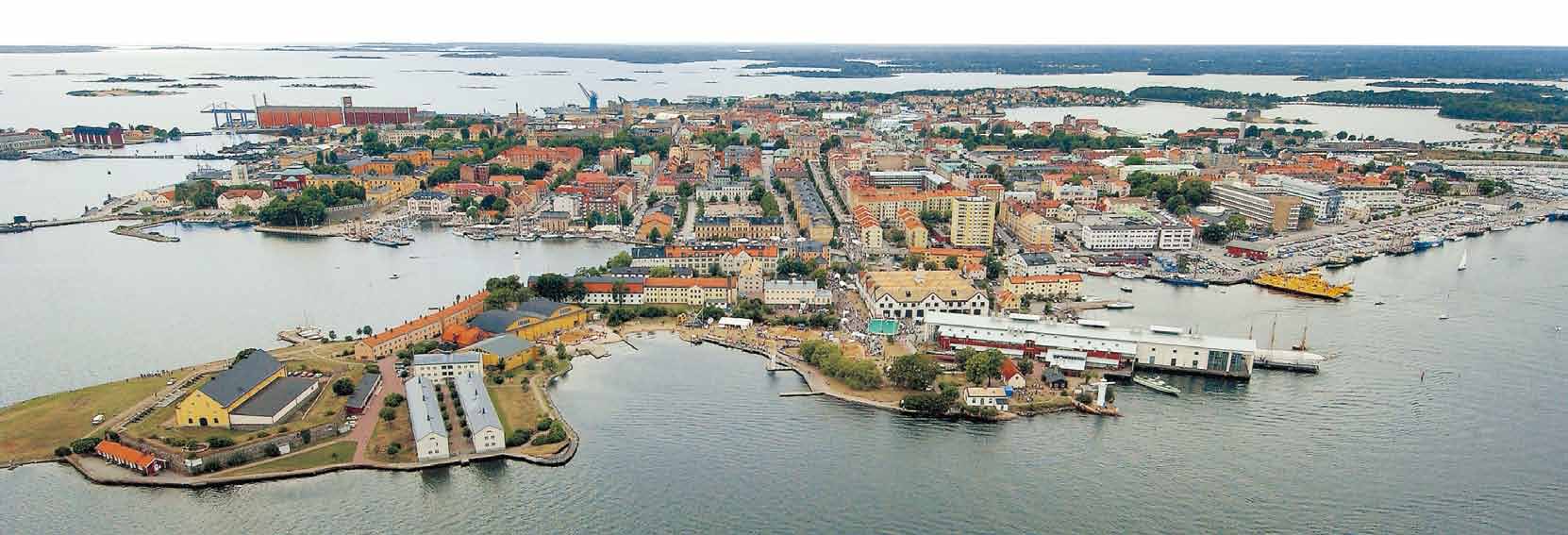 Välkommen till vår stad Karlskrona är en örlogsstad med mycket skärgårdskänsla och välbevarad historia. Staden är så unik att UNESCO har fört upp den på sin lista över världsarv.