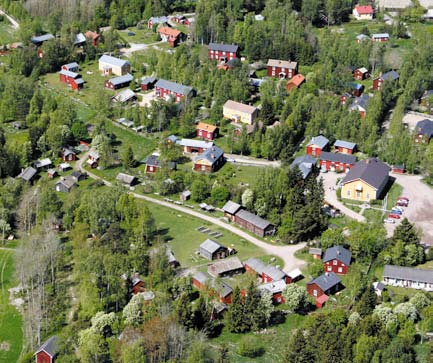 Stundars är ett måste för barnfamiljer. En genuin allmogemiljö med ett sextiotal hus som visar hur man levde i en österbottnisk by kring sekelskiftet 1900.