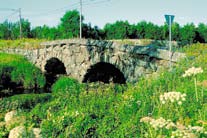 Genomfartshöjden är 26 meter och mittöppningens bredd är 250 meter. Läs mera på www.korsholm.