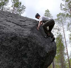 När Älvsbybladet träffade dem var de i Kantarberg, som ligger söder om Nattberg och Vistån, och förberedde en tävling i bouldering. Det här är en jättebra plats för bouldering.