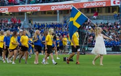 Sverige har blivit ett andra hemland för hela bandet, sa gitarristen Little Steven och ett hundratal fans jublade. Som en av de sista klev en leende Springsteen ut på hotelltrappan.