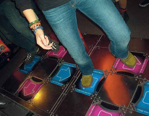 Dance Dance Revolution är ett dansspel som spelas med fötterna en tryckkänslig platta.