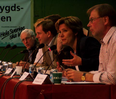 TVÄRPOLITISKT NÄTVERK I söndagens paneldiskussion deltog från höger i bild; Bengt-Anders Johansson (m), Maria Larsson (kd), Olle Schmidt (fp), Jan Andersson (c), Rolf Lindén (s), Leif Björnlod (mp)