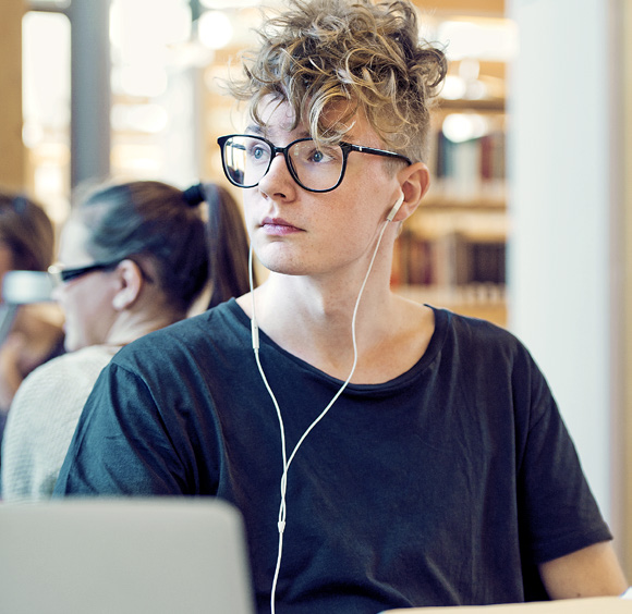 LIVET SOM STUDENT En stor högskola, men ändå nära till allt. Som student är det lätt att trivas på Mälardalens högskola (MDH).