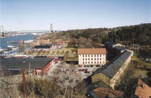 Utsikt över Nya Varvet från Stora Billingen. Till höger på bilden syns kasernlängorna och kanslihuset med det högre klocktornet på taket. Den ljusa byggnaden i mitten är det gamla cellfängelset.