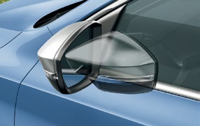 Bilen är även utrustad med de högeffektiva och attraktiva Bi-Xenon-strålkastare med LED och AFS