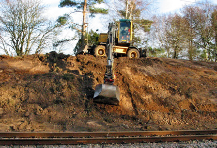 Veinge station: Ginstmaximering med grävskopor och eld Foto: Krister Larsson Järnvägarna i Halland var länge en utmärkt miljö för den intensivt gulblommande busken