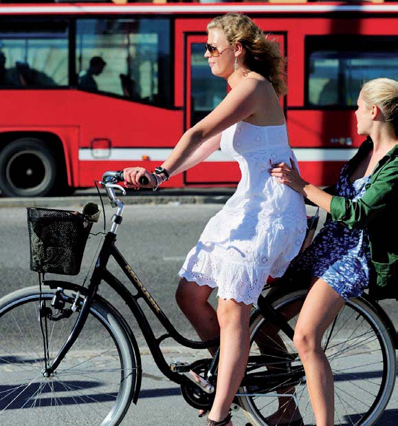 tunnelbana, Saltsjöbanan, bilar, båtar, cyklister och gående. Redan idag passerar hundratusentals människor varje dag.