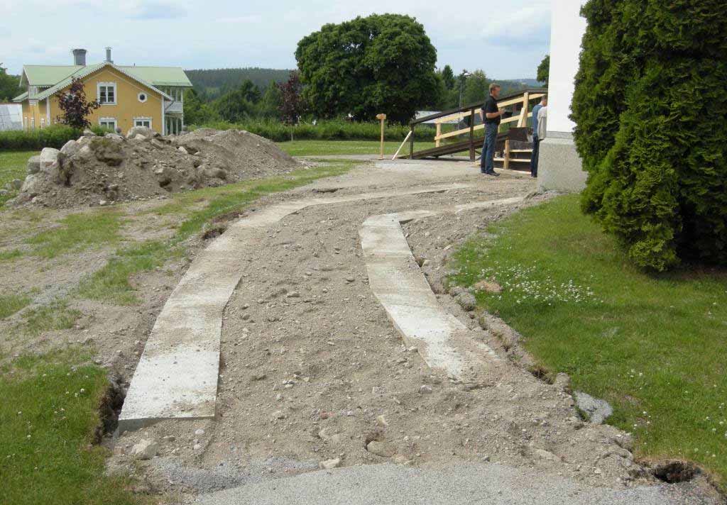 Ill. 8. Grundläggning med gjutna betongsulor utförd för rampen. Foto från nordost, Daniel Olsson, Länsmuseet Gävleborg, 2010-06-30.