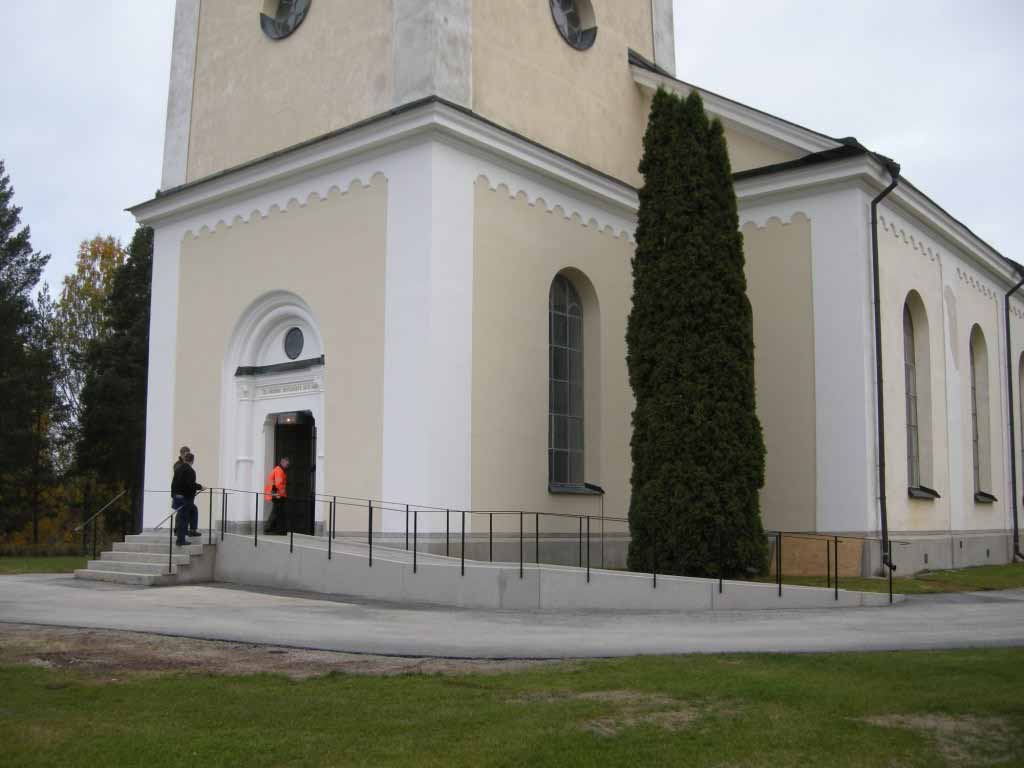 Ill. 16. Kyrkan med omputsade fasader på tornets nedre partier, långhusets södra fasad samt ny trappa och ramp. Foto: Daniel Olsson, Länsmuseet Gävleborg, 2010-10-06.