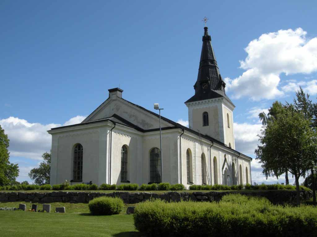 Ill. 2. Kyrkan från nordväst. Foto: Daniel Olsson, Länsmuseet Gävleborg 2009-06-16. INLEDNING Under perioden våren 2009 till hösten 2010 har Enångers nya kyrka genomgått en renovering och ombyggnad.