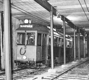 Historik Den första tunnelbanan i Stockholm var egentligen en tunnelförläggning av spårvägen från de södra förorterna. Den byggdes under åren 1930 1933 och gick mellan Skanstull och Slussen.