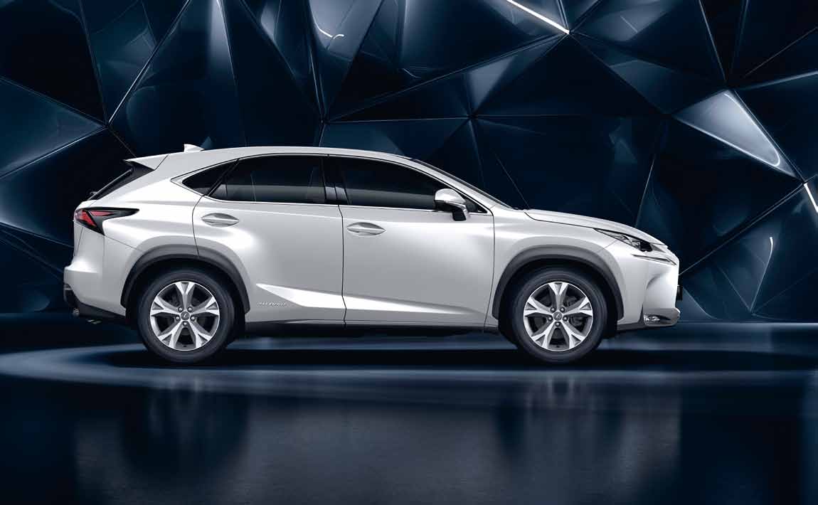 EN INTRODUKTION NYA VASSA NX 300h UPPTÄCK DEN DJÄRVA URBANA DESIGNEN, NYA GENERATIONEN LEXUS HYBRID DRIVE OCH DET DYNAMISKA F SPORT-utförandet. Designen sticker verkligen ut i storstadsdjungeln.