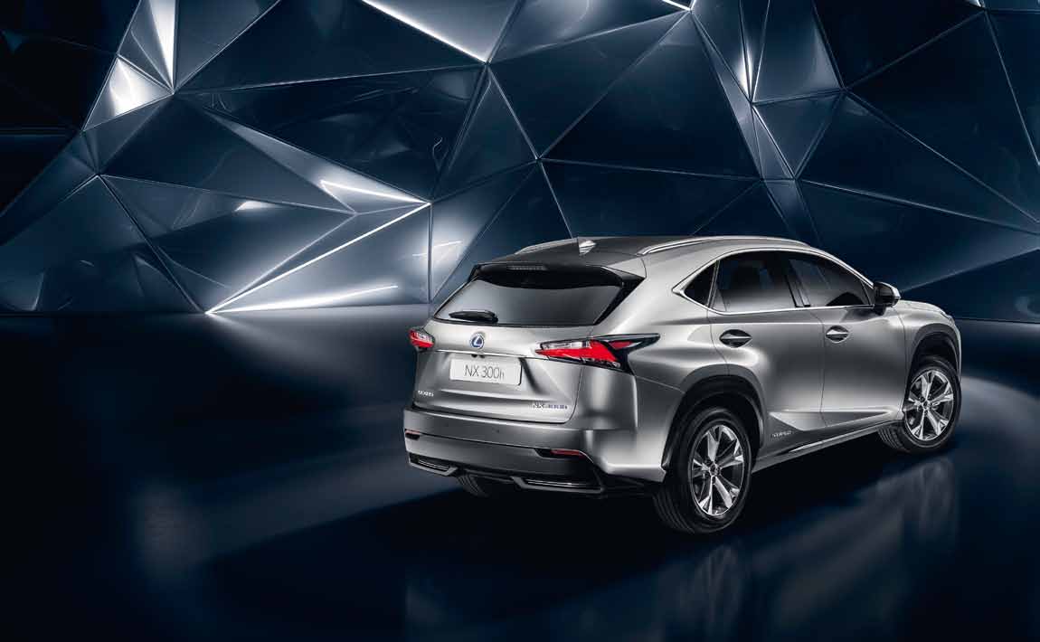 FULLHYBRID KRAFTEN I ETT LITET h LEXUS HYBRID DRIVE GER 197 HK MED CO 2 -UTSLÄPP UNDER 120 g/km *.