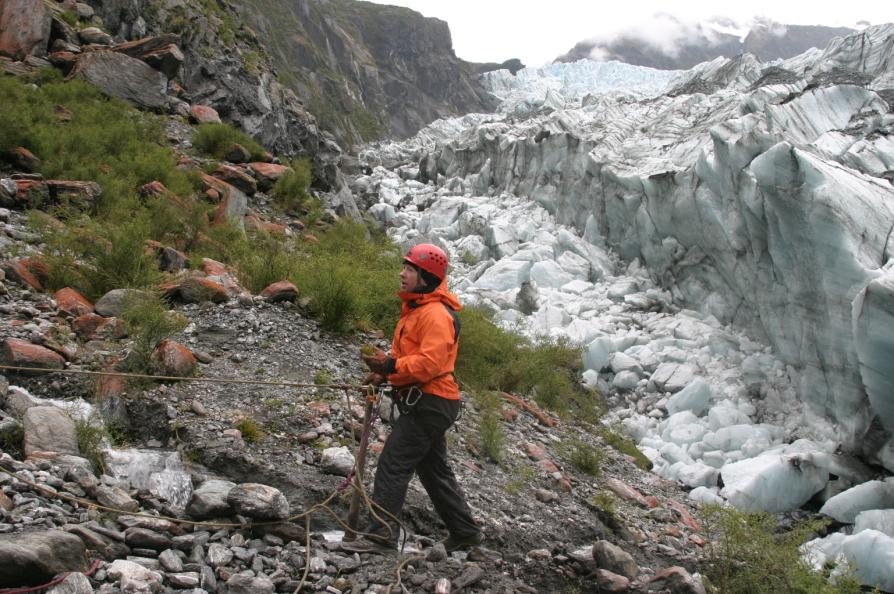 Förutsättningar för jökellopp vid Fox Glacier, Nya Zeeland. ofta ändra om gångstigarna upp till glaciären då flodfåran är så dynamisk men också pga av de ras som sker i dalen.