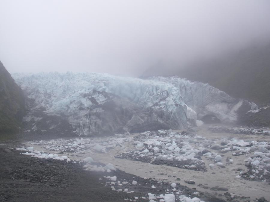Förutsättningar för jökellopp vid Fox Glacier, Nya Zeeland. Figur 18. Is har kollapsat vid fronten vid kraftigt regn. November 2008. Foto. Bron.