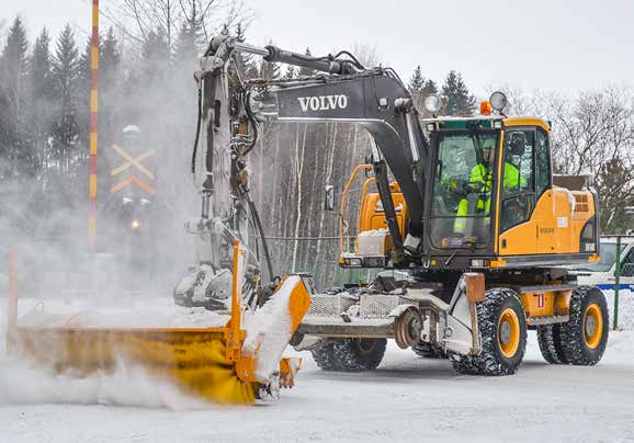 Kuormaus Ursin tryggar verksamheten med VOLVO serviceavtal Tommi Ursin inledde sin karriär redan som 16-åring som hjullastarförare. Han är maskinförare i själ och hjärta.